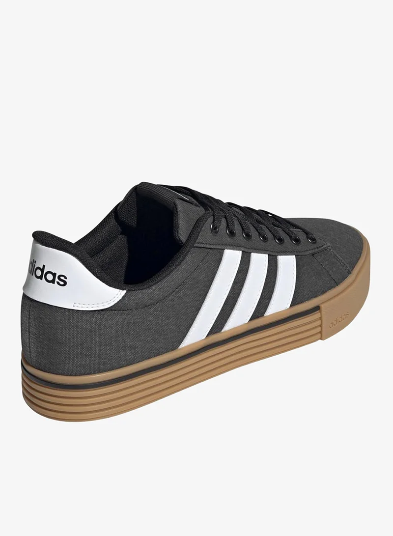 اديداس أحذية يومية .